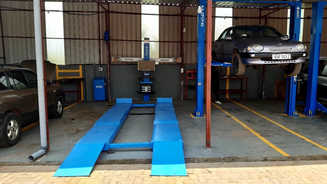 último caso de la compañía sobre La elevación del coche, scissor la elevación, máquina de la alineación, spraybooth instalado en Rwanda